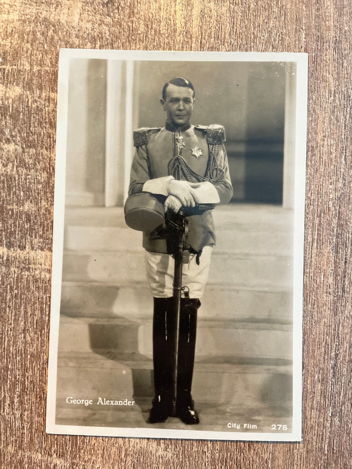Oude ansichtkaart George Alexander in uniform, Verzamelen, Ophalen of Verzenden, Ongelopen, Sterren en Beroemdheden