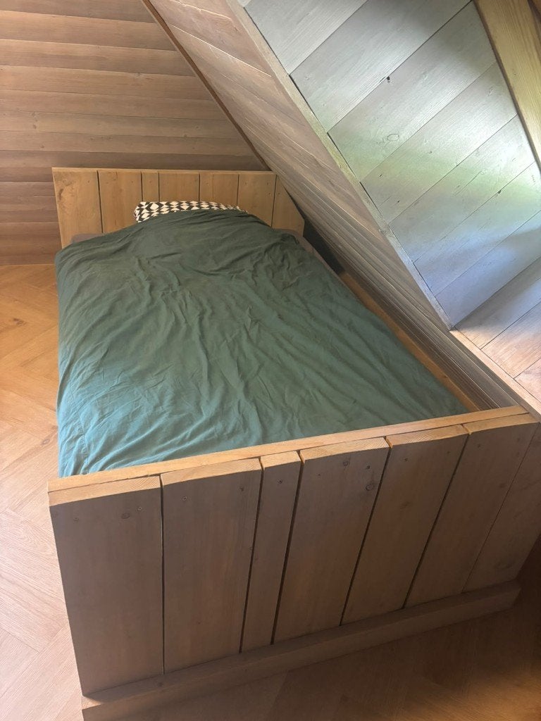 Houten bed voor onder schuine kant, 120x200, Ophalen, Gebruikt, Bruin, Twijfelaar