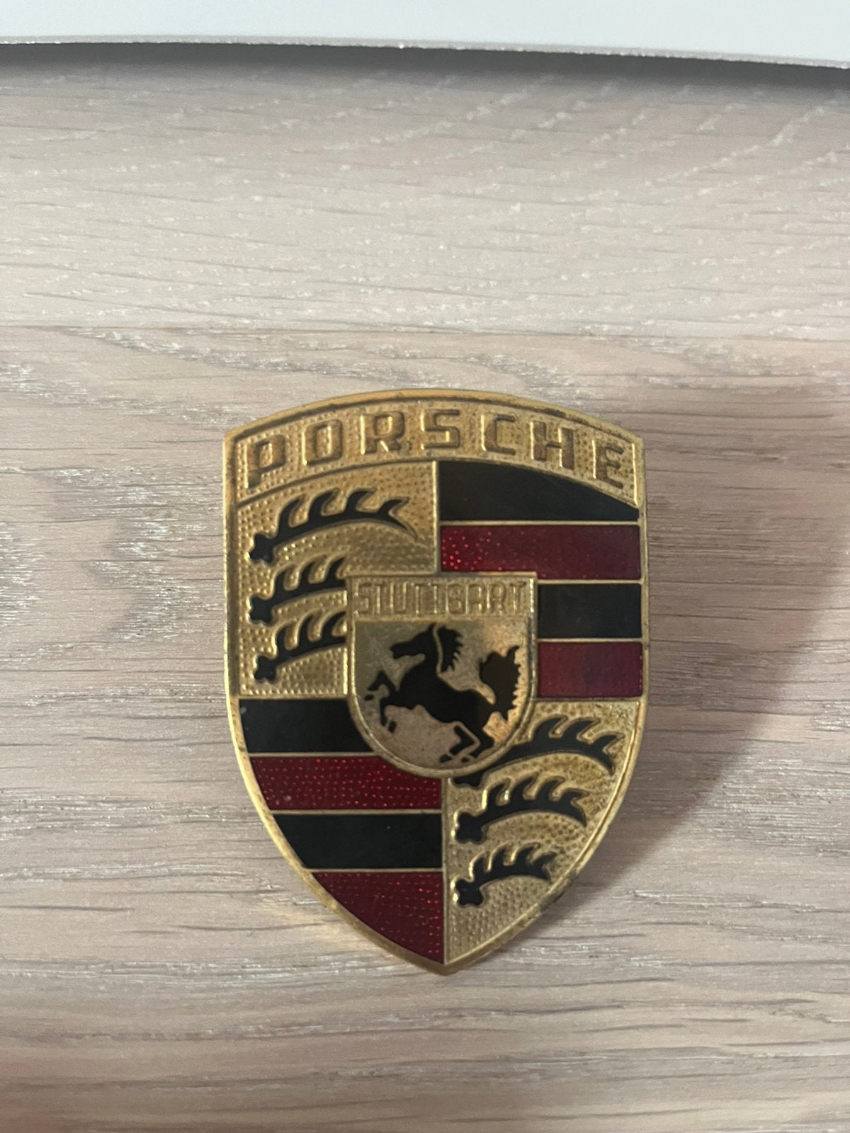 Porsche embleem motorkap 90155921020, Ophalen of Verzenden
