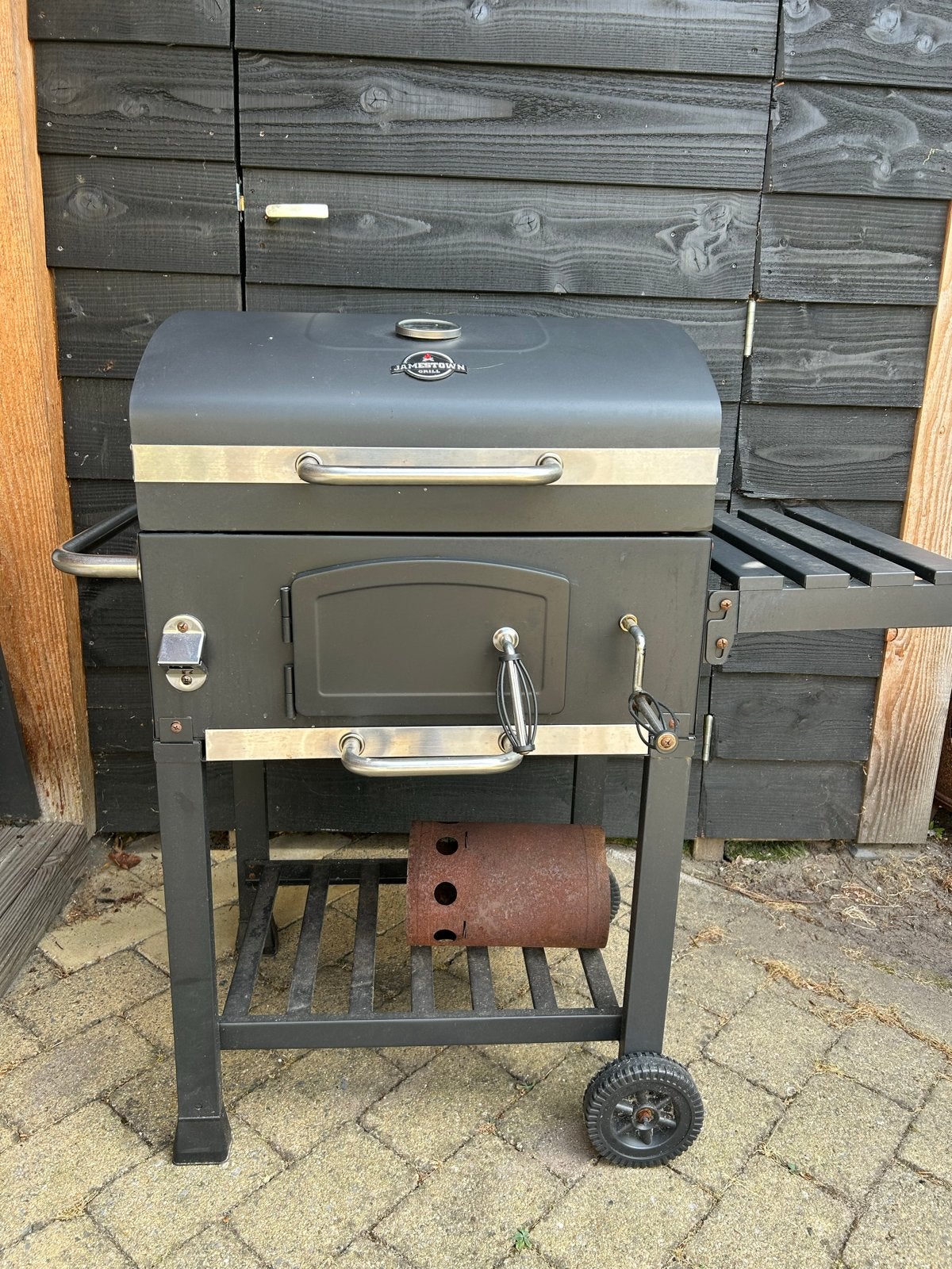 Jamestown Kolen BBQ met hoes en accessoires, Tuin en Terras, Houtskoolbarbecues, Ophalen, Gebruikt, Met accessoires