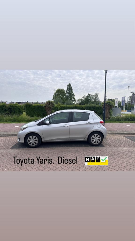 Toyota Yaris  DieseL  1.4D-4D-F 5-DRS 2013 Grijs, Auto's, Voorwielaandrijving, Euro 5, Stof, Zwart