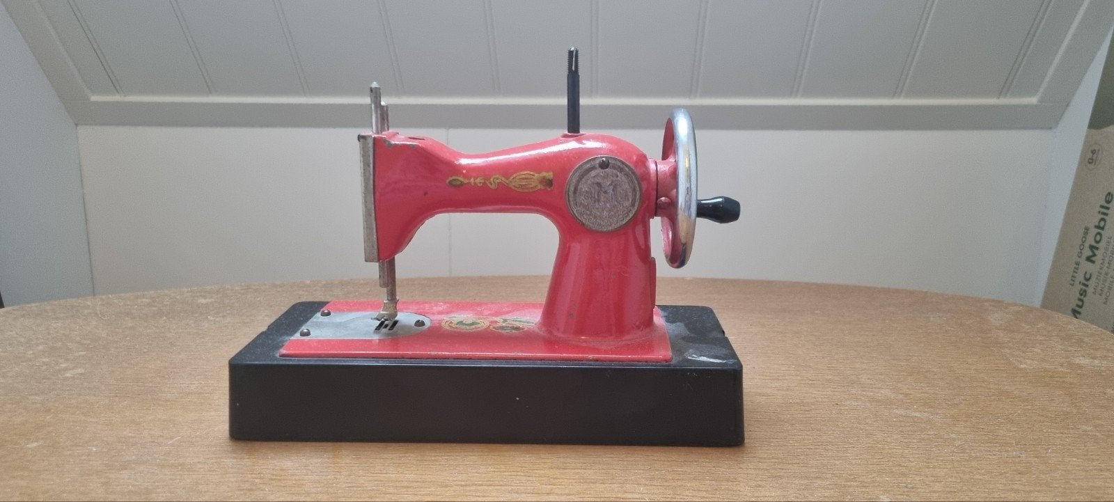 Vintage rode kindernaaimachine, decoratief, Antiek en Kunst, Ophalen of Verzenden