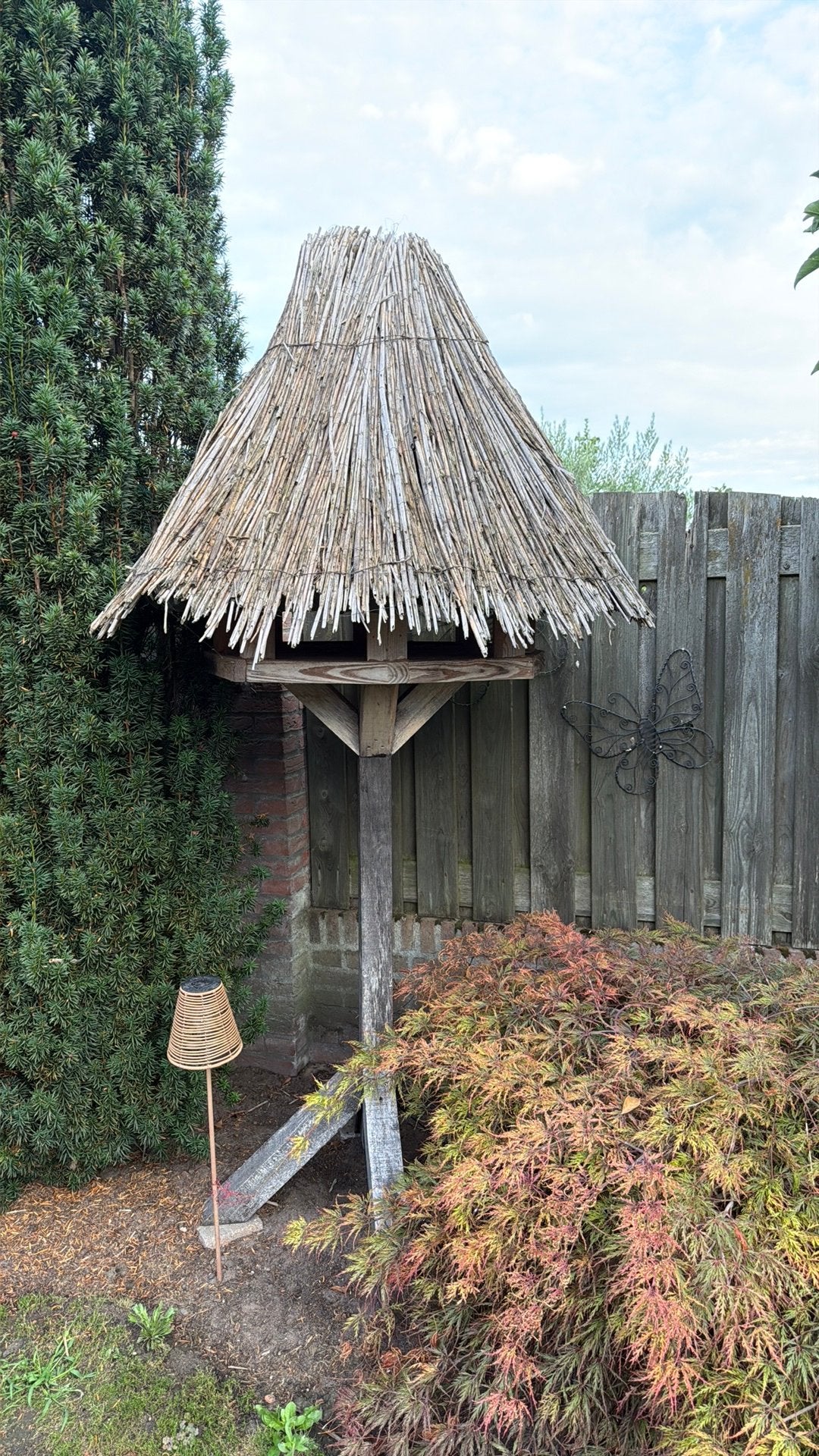Grote houten vogelvoederhuis met rieten dak, Ophalen, Gebruikt