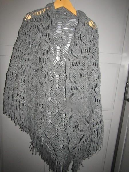 G807 stola omslagdoek grijs zelf gehaakt franje, Ophalen of Verzenden, Zo goed als nieuw, Maat 46/48 (XL) of groter, Sjaal