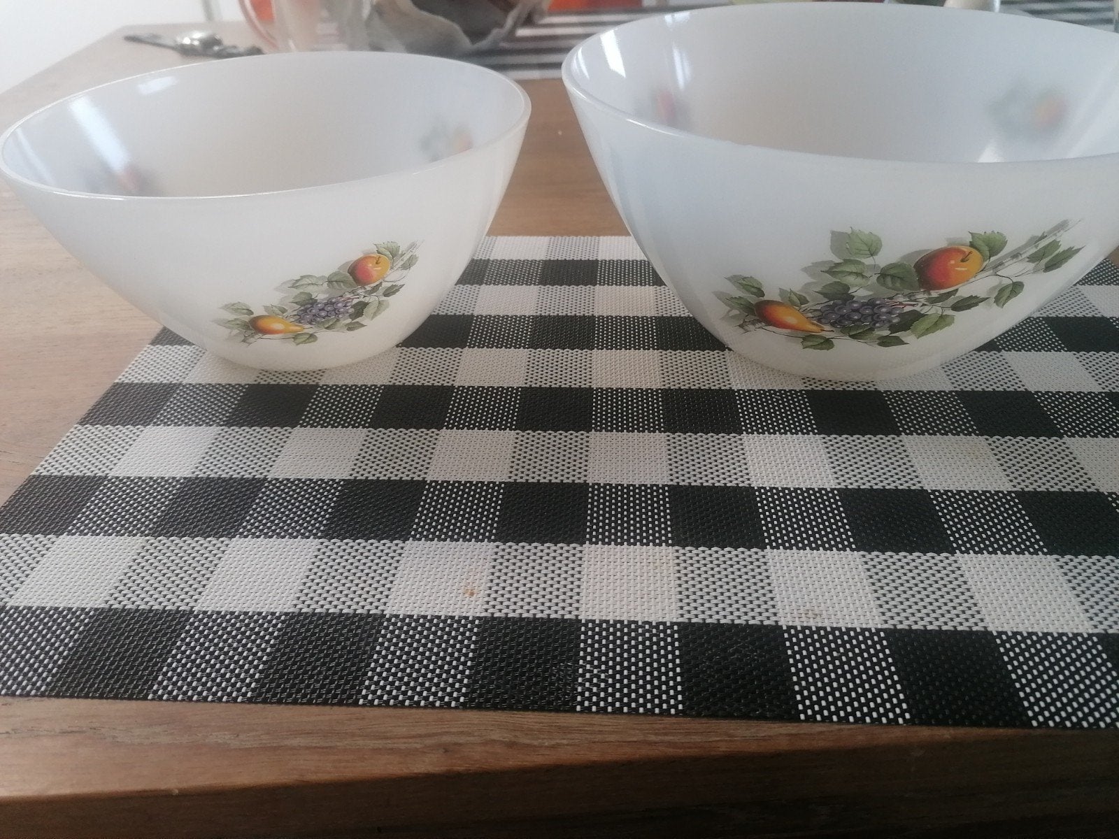 set schalen melkglas met fruitmotief, Huis en Inrichting, Gebruikt, Ophalen of Verzenden, Overige stijlen, Glas
