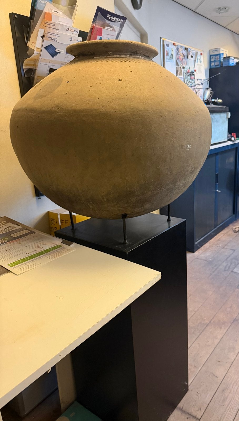 Grote Vintage Aardewerk Vaas op Sokkel - Uniek Decorstuk, Ophalen