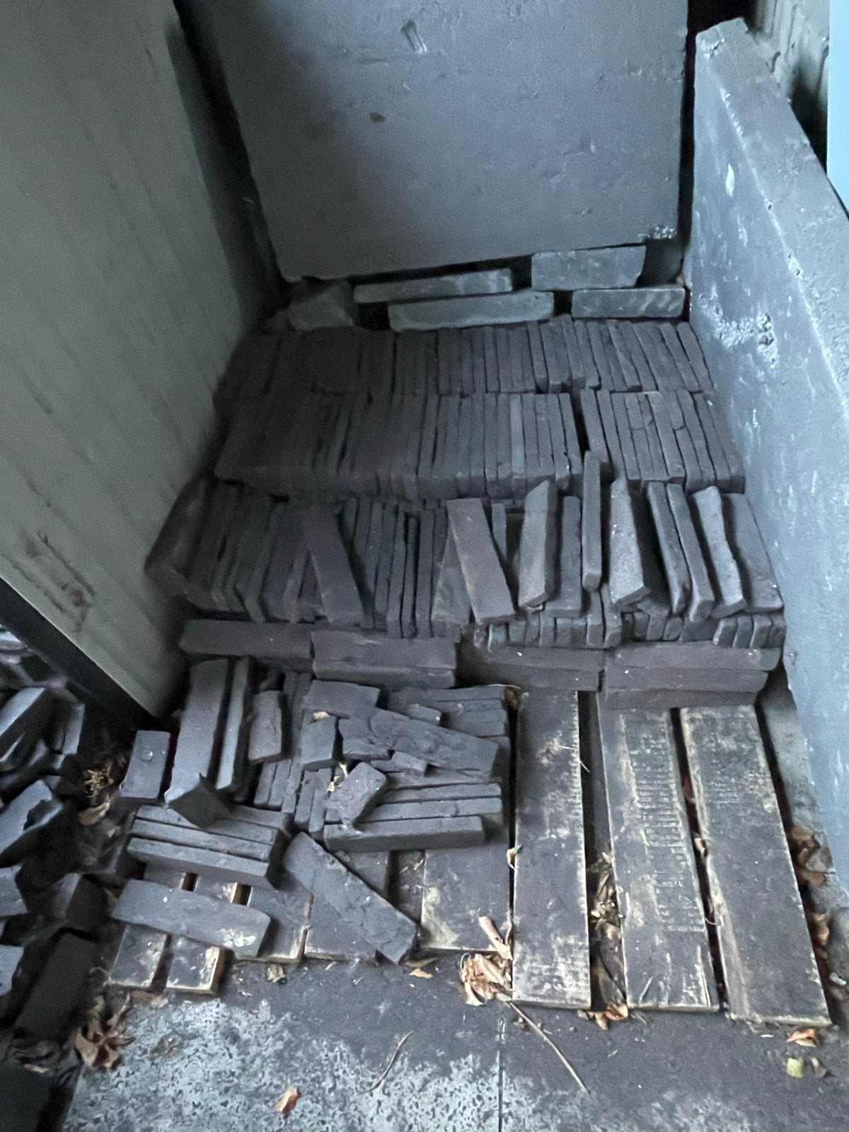 GRATIS Steenstrips Antraciet alles meenemen, Doe-het-zelf en Verbouw, Metselstenen, Ophalen, Gebruikt, Bakstenen