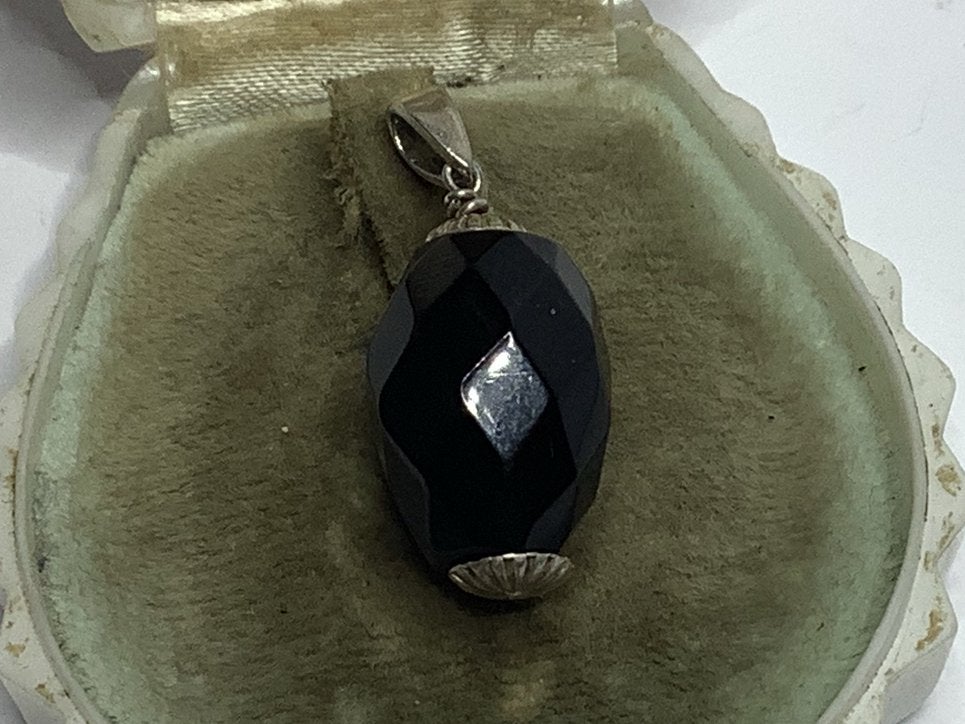 OUD ZILVEREN HANGER MET FACET GESLEPEN ONYX EDELSTEEN, Verzenden, Zilver, Hanger