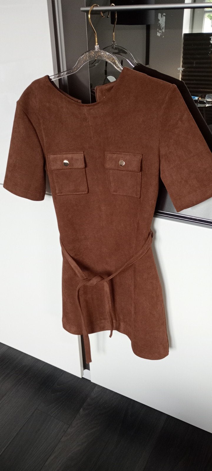 Zara bruine suedine jurkje tailleband en gouden knopen maat, Kleding | Dames, Ophalen of Verzenden, Zo goed als nieuw, Maat 38/40 (M)