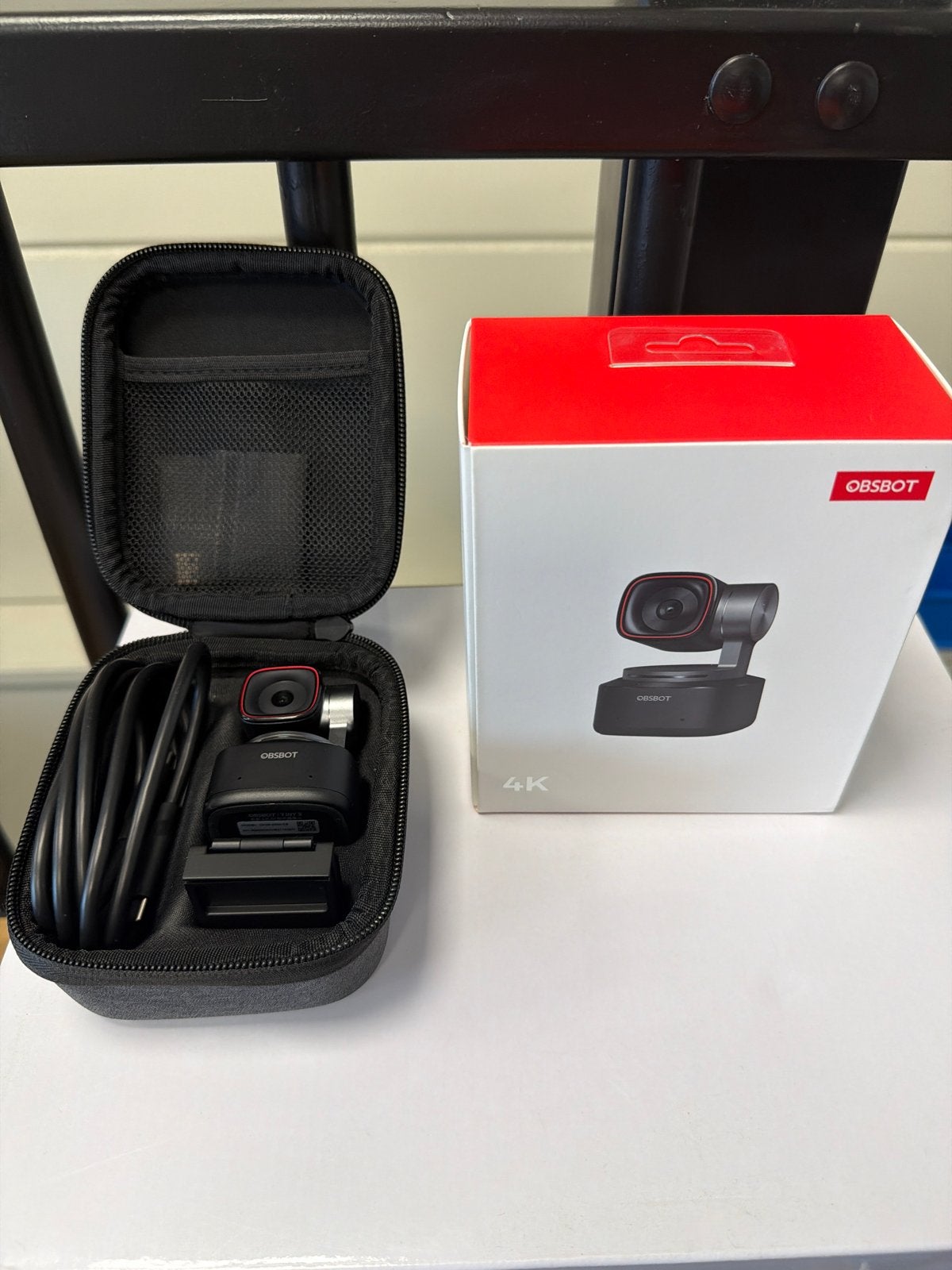 OBSBOT Tiny 2 AI-Powered 4K Webcam met Auto Tracking, Ophalen of Verzenden, Zo goed als nieuw, Windows, Monitorclip