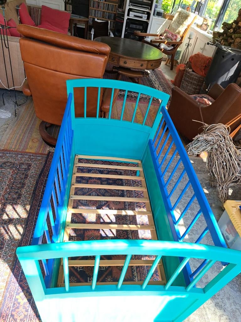 Uniek en antiek (turquoise en blauw) ledikantje, Kinderen en Baby's, Ophalen, Gebruikt, Ledikant