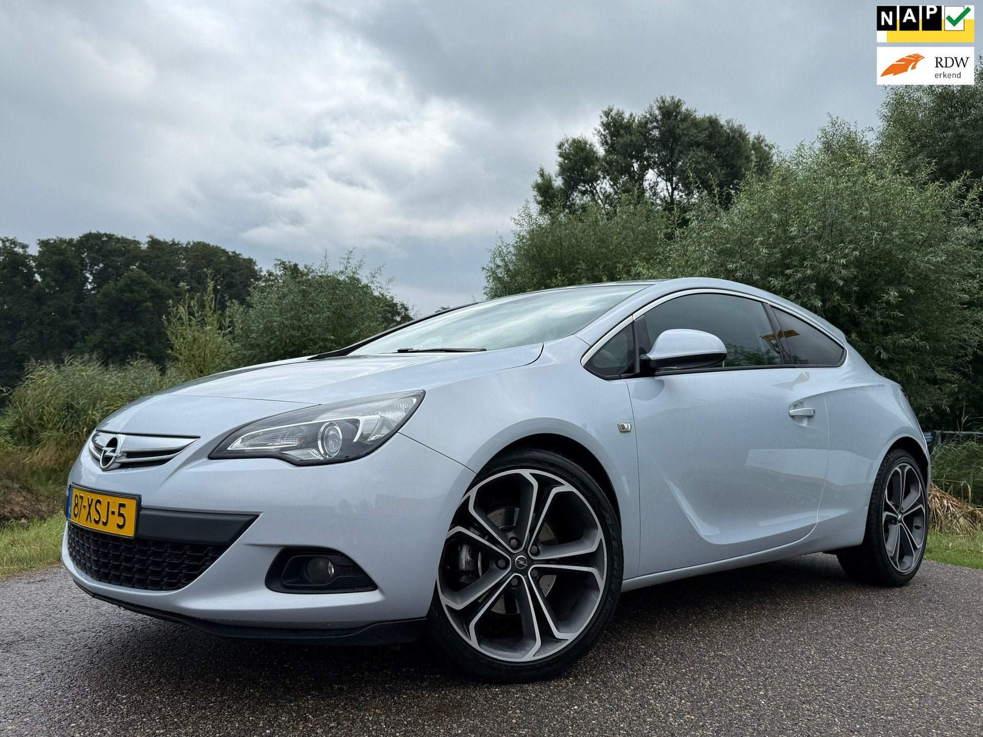 Opel Astra GTC 1.4 Turbo Sport / 20" Velgen / Navi / Clima /, Voorwielaandrijving, Stof, Gebruikt, Zwart