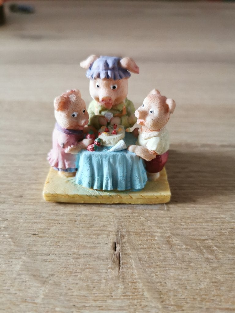 Varkensfamilie aan de taart, Ophalen of Verzenden, Zo goed als nieuw, Dier
