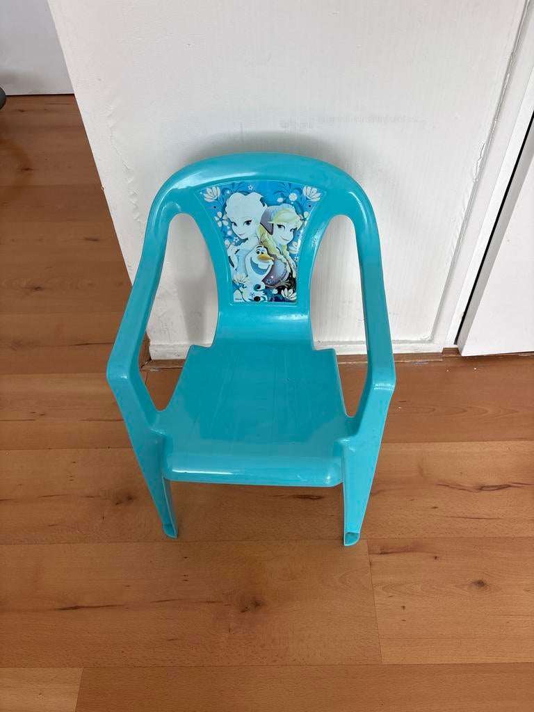 Leuke Frozen kinderstoel, blauw plastic, Kinderen en Baby's, Kinderkamer | Tafels en Stoelen, Ophalen, Zo goed als nieuw, Stoel(en)
