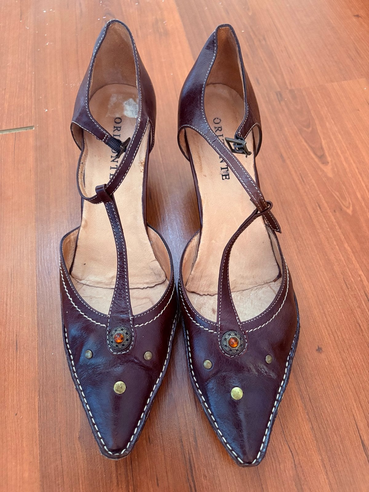Orizonte T-band pumps met steentje - Maat 42, Ophalen of Verzenden, Gedragen, Bruin, Pumps