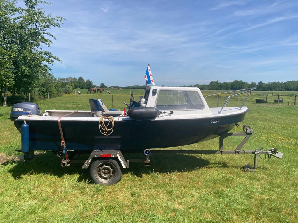 Polyester kajuitboot met Yamaha 15PK + trailer, Watersport en Boten, Gebruikt, Kajuitboot, Buitenboordmotor, Polyester