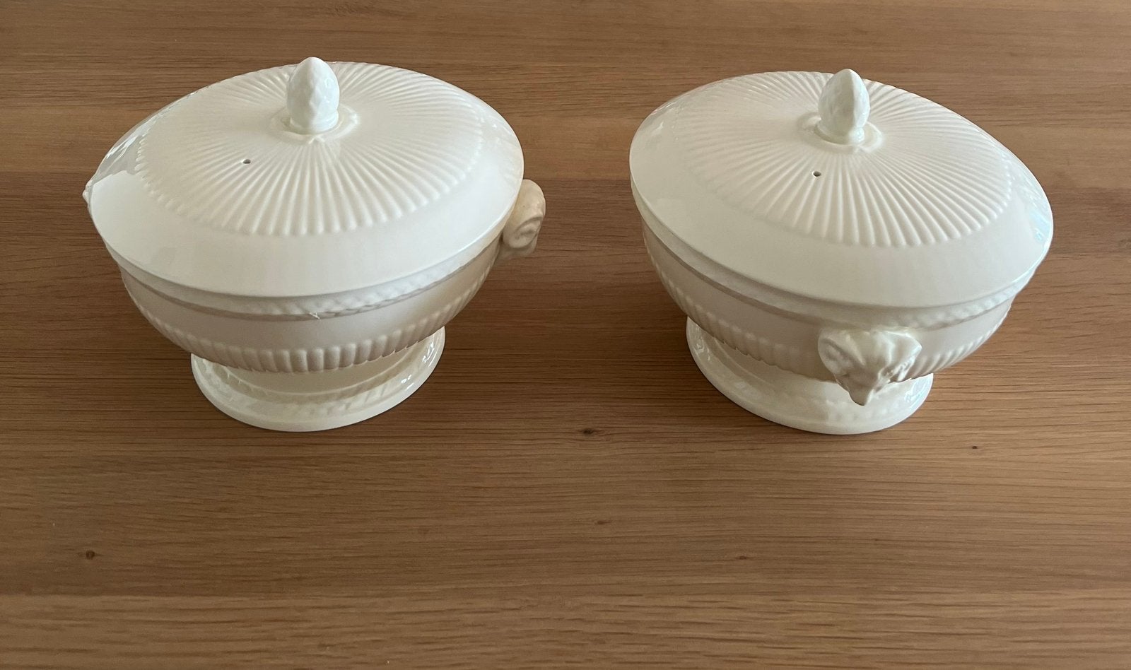 Wedgwood Edme dekschalen, Ophalen