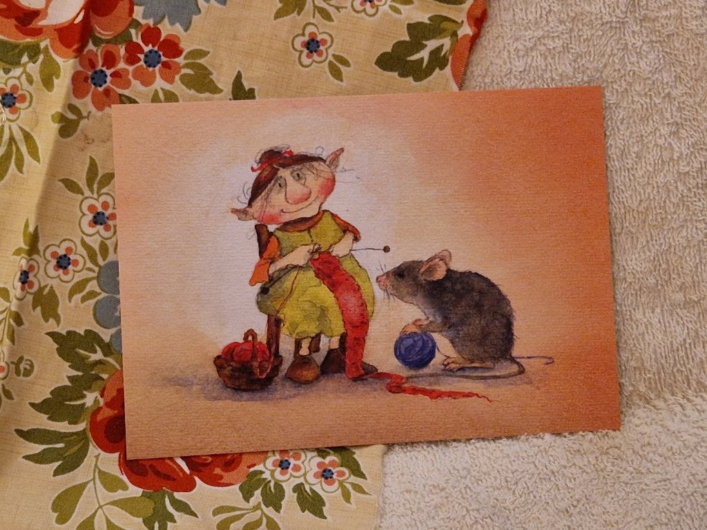 Ansichtkaart. "Kaboutervrouw/mandje wol- breien/muis"., Verzenden, Nieuw, Papier/karton