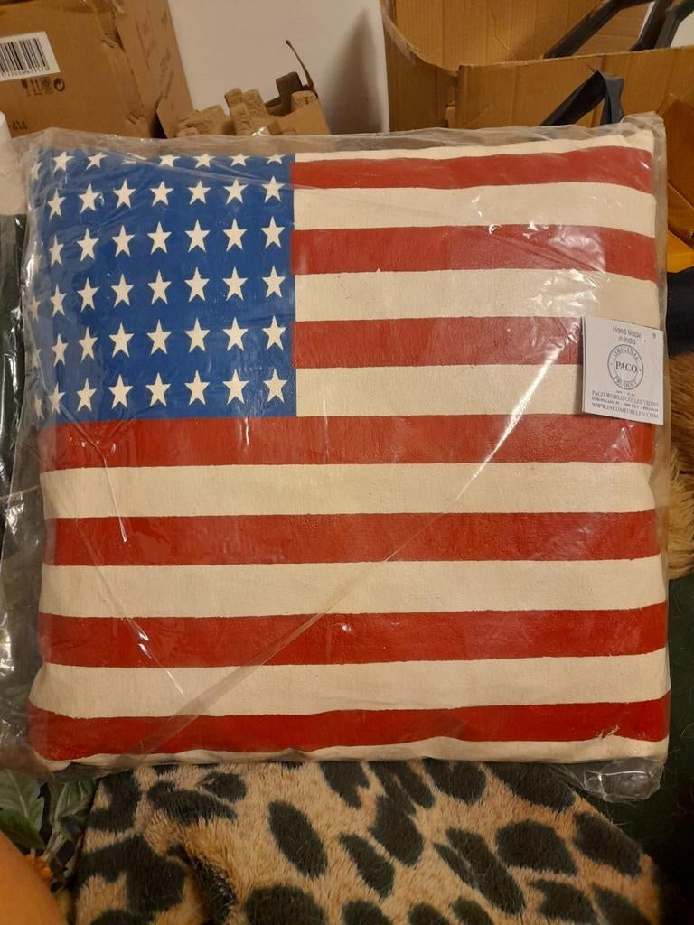 Amerikaanse Vlag Kussen - Nieuw in Verpakking, Huis en Inrichting, Woonaccessoires | Kussens, Ophalen of Verzenden, Nieuw, Overige kleuren