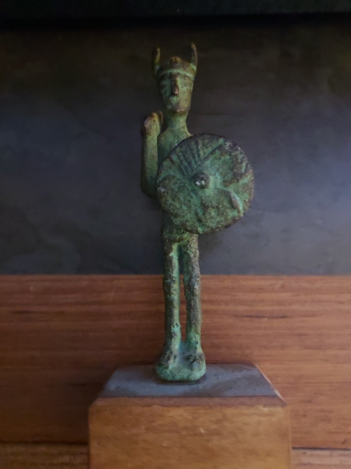 Bronzen beeldje van krijger met schild en helm, Minder dan 20 cm, Gepatineerd, Ophalen of Verzenden, Brons