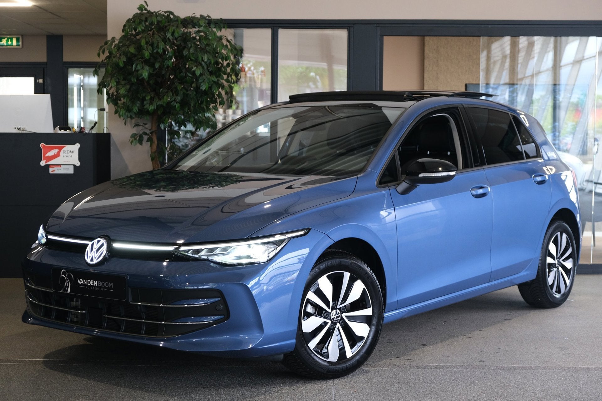Volkswagen Golf 8.5 1.5 eTSI 115PK DSG Goal Edition Pano Nav, Zwart, 4 cilinders, Lichtsensor, Blauw