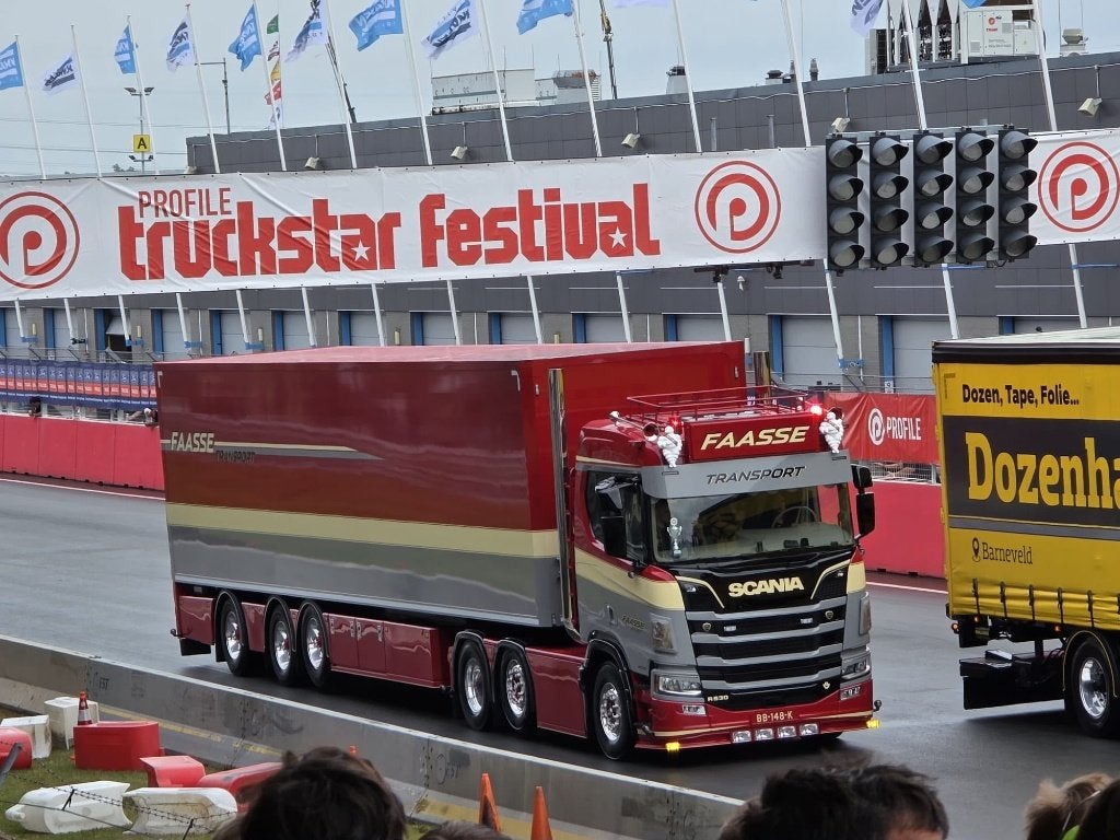 WSI SCANIA R 530 V8 CR20N MET KASTENOPLEGGER  FAASSE, Hobby en Vrije tijd, Ophalen of Verzenden, Nieuw, Bus of Vrachtwagen, Wsi