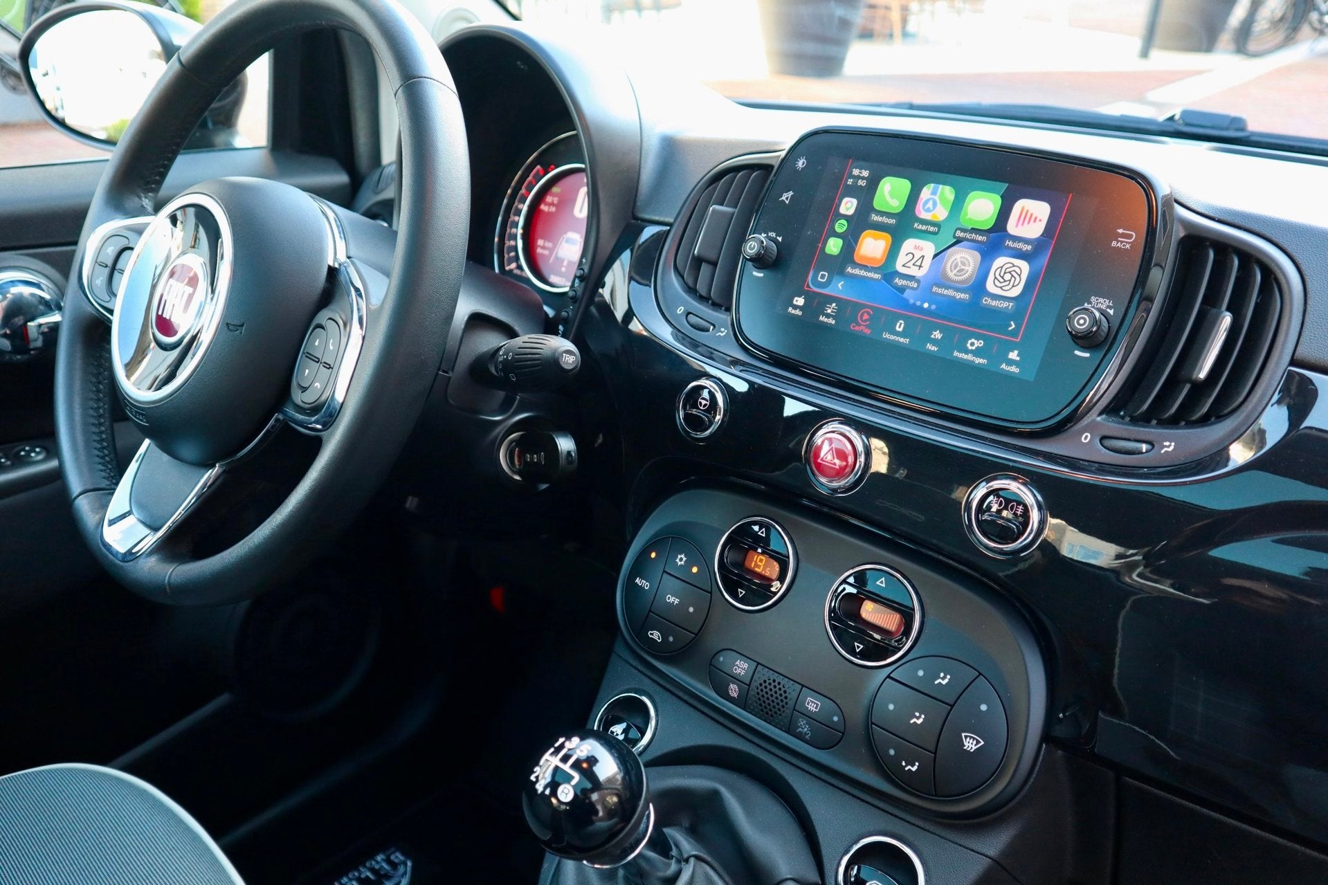 Fiat 500 1.2 Lounge| RIJKLAARPRIJS | Apple CarPlay & Android, Voorwielaandrijving, Gebruikt, 4 cilinders, Leder en Stof