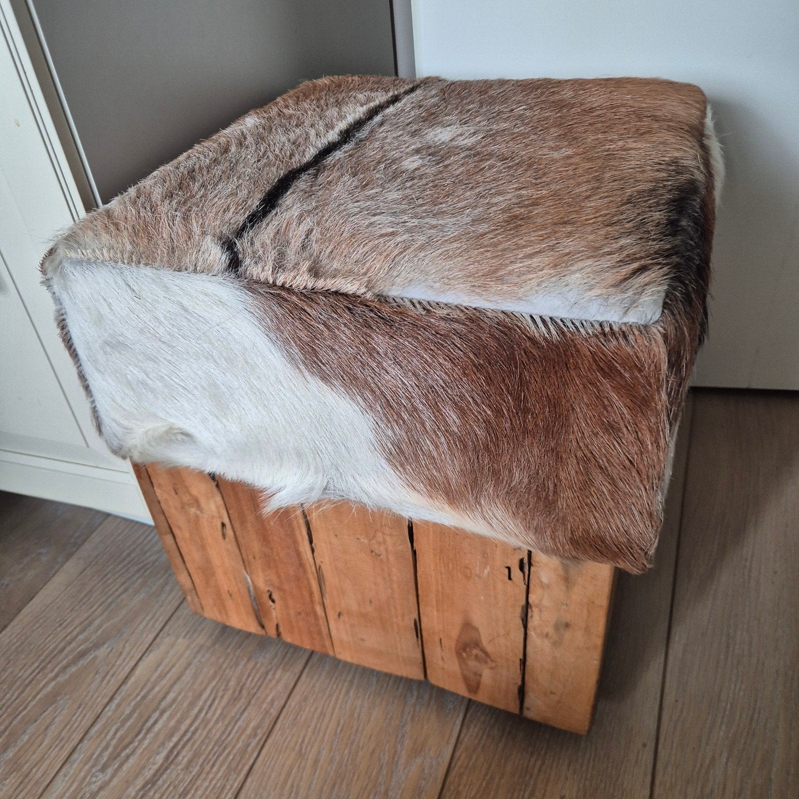 2 houten krukjes poefjes  met koeienvacht bekleding, Ophalen, Minder dan 50 cm, Gebruikt, Rustiek, Landelijk, Modern