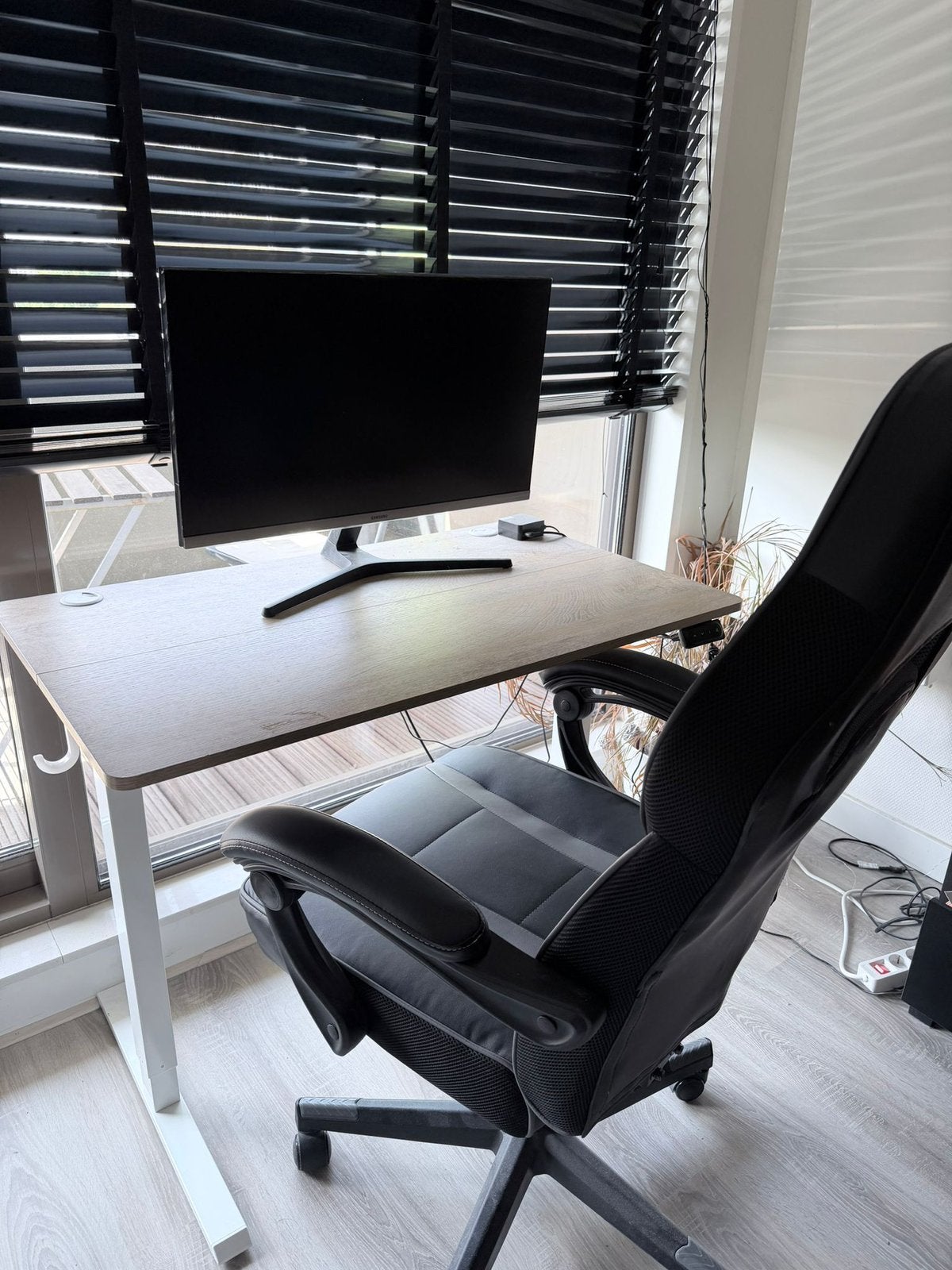 Work table +Work chair +Samsung Monitor (Can buy separately), Ophalen, Zo goed als nieuw