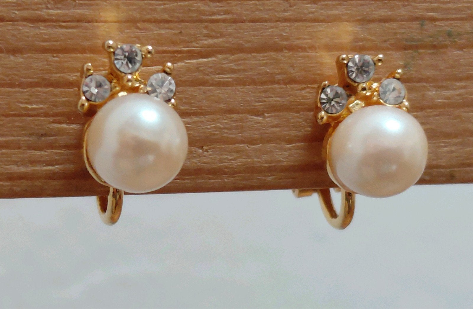 Vergulde Oorclips met Strass en Cultivé Parel., Sieraden, Tassen en Uiterlijk, Antieke sieraden, Ophalen of Verzenden, Overige materialen