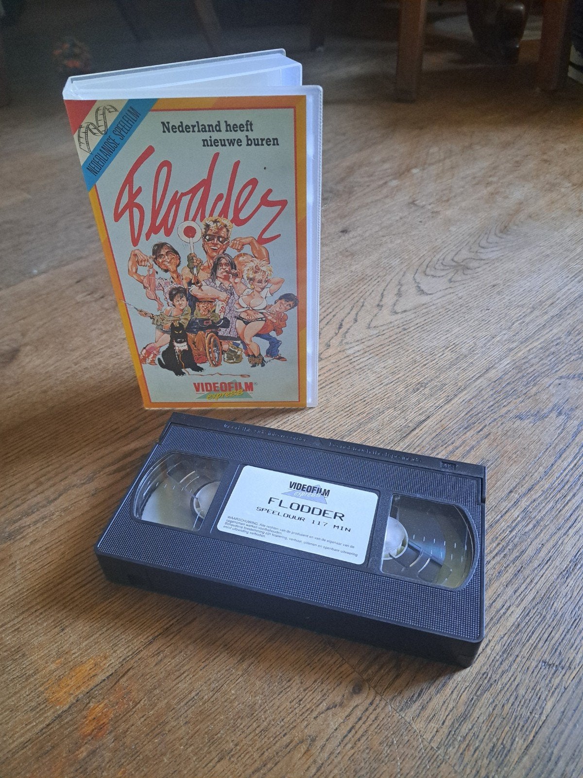Orginele VHS Videoband van Flodder  (Videofilm Express), Alle leeftijden, Ophalen of Verzenden, Zo goed als nieuw