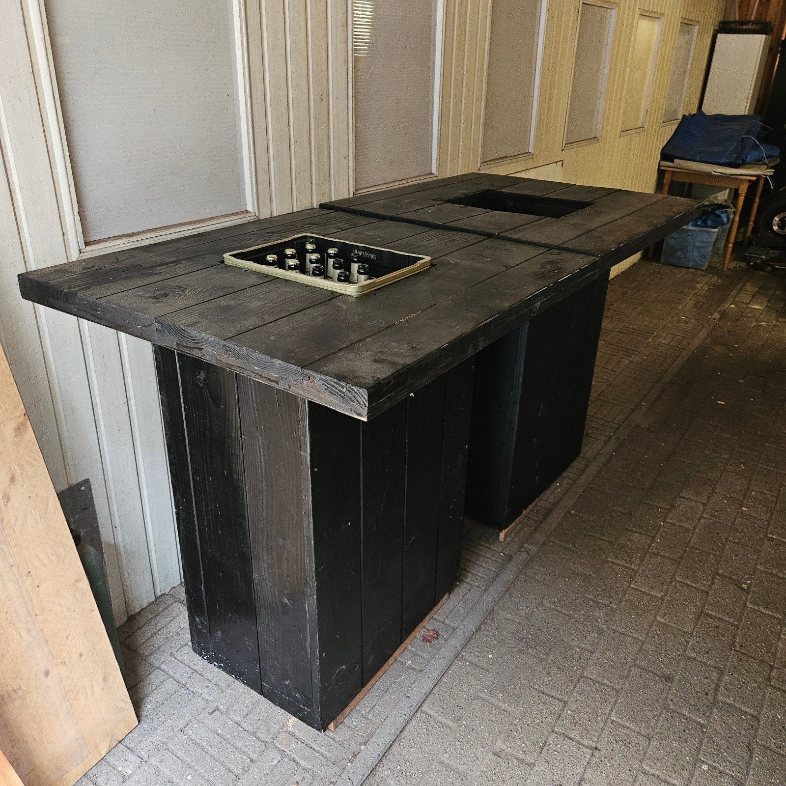 Zwarte houten bar/ statafel met opbergvak voor krat bier!, Ophalen, Gebruikt