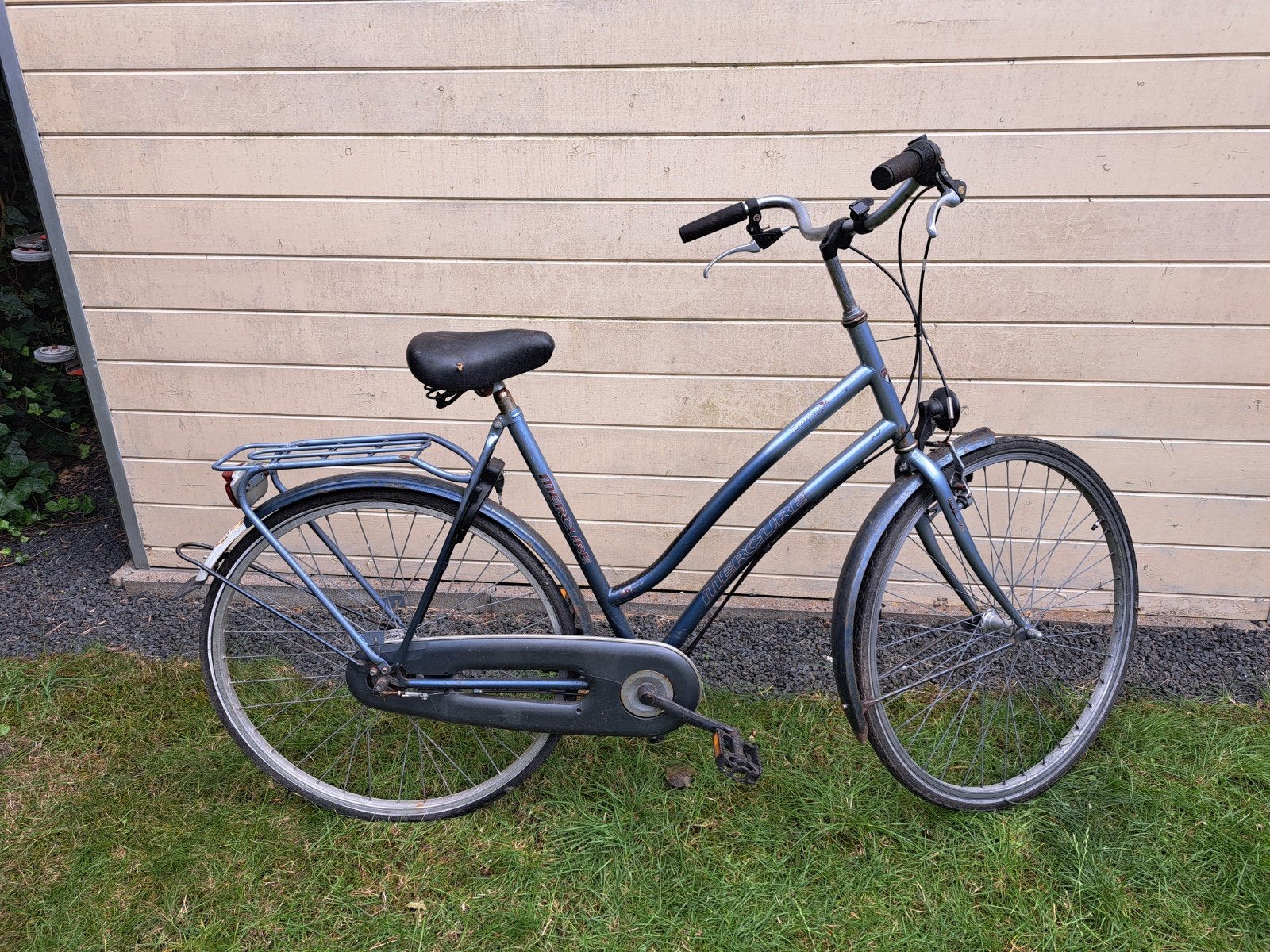 mercure Quake fiets opknapper

banden leeg
gehele fiets moet, Ophalen, Velgrem, Diverse merken
