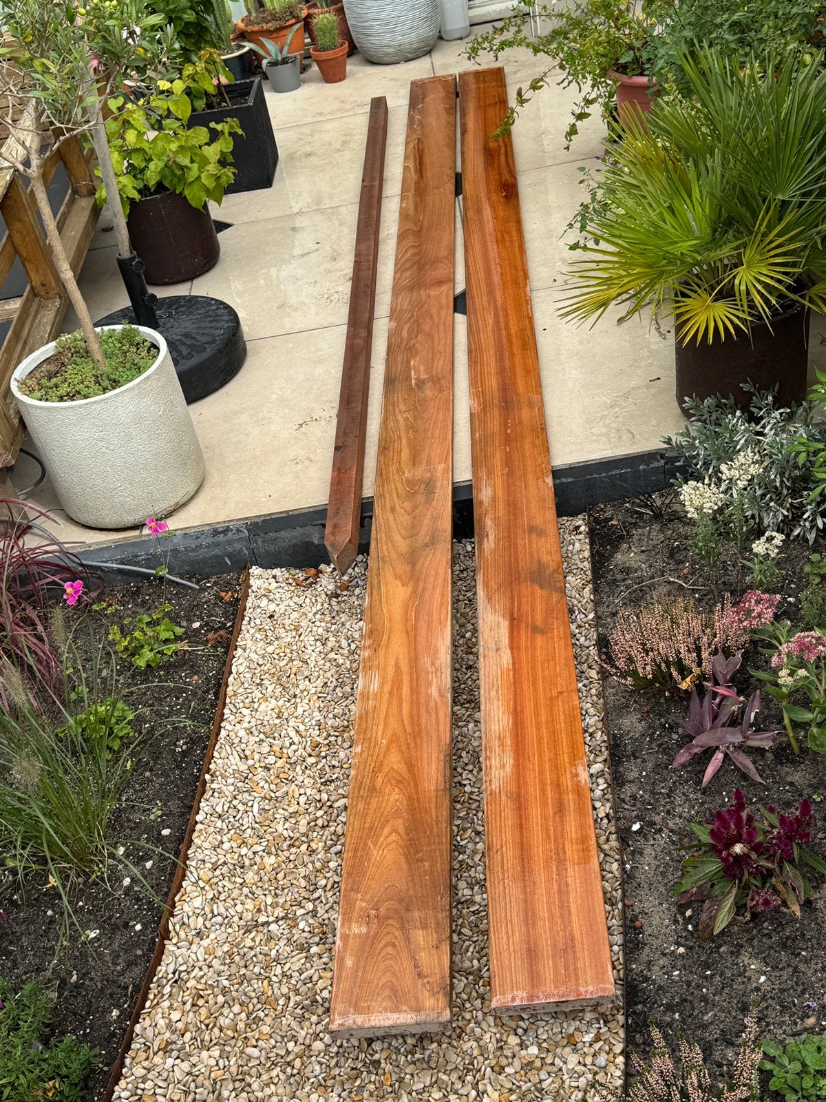 Tropisch hardhout: 2 planken 429 cm + 3 balken, Ophalen, Planken, Zo goed als nieuw, Hardhout