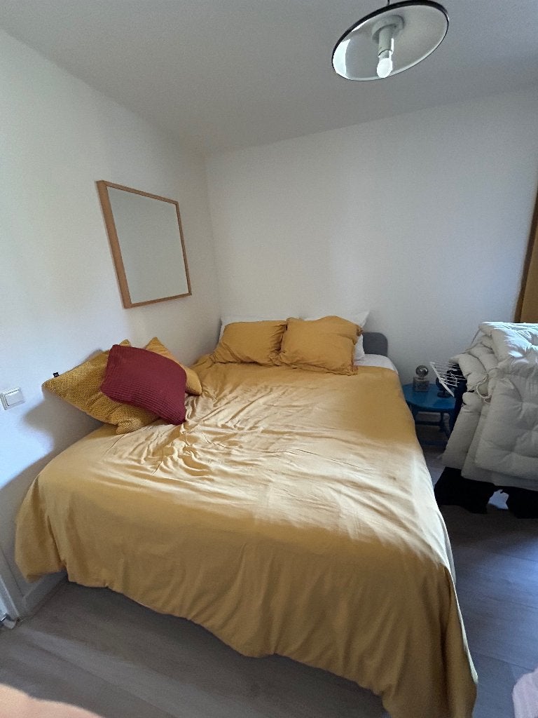 Queen size bed and mattress, Ophalen, Tweepersoons, Zo goed als nieuw, 200 cm