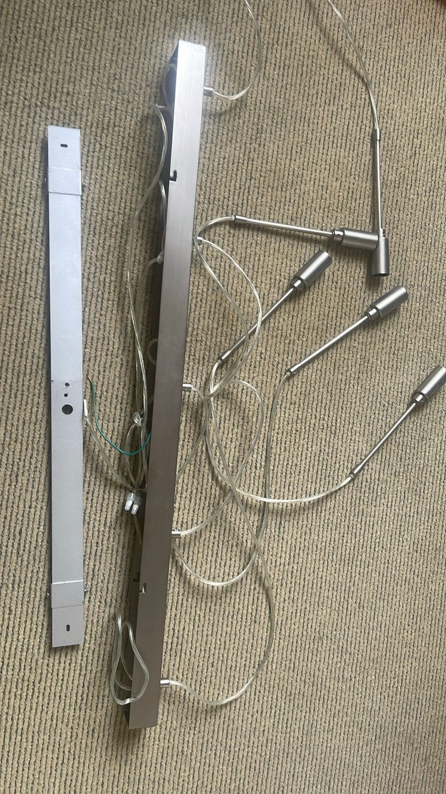 Hanglamp op balk met 5 kelken van melkglas, Ophalen of Verzenden, Gebruikt, Glas, E14 (klein)