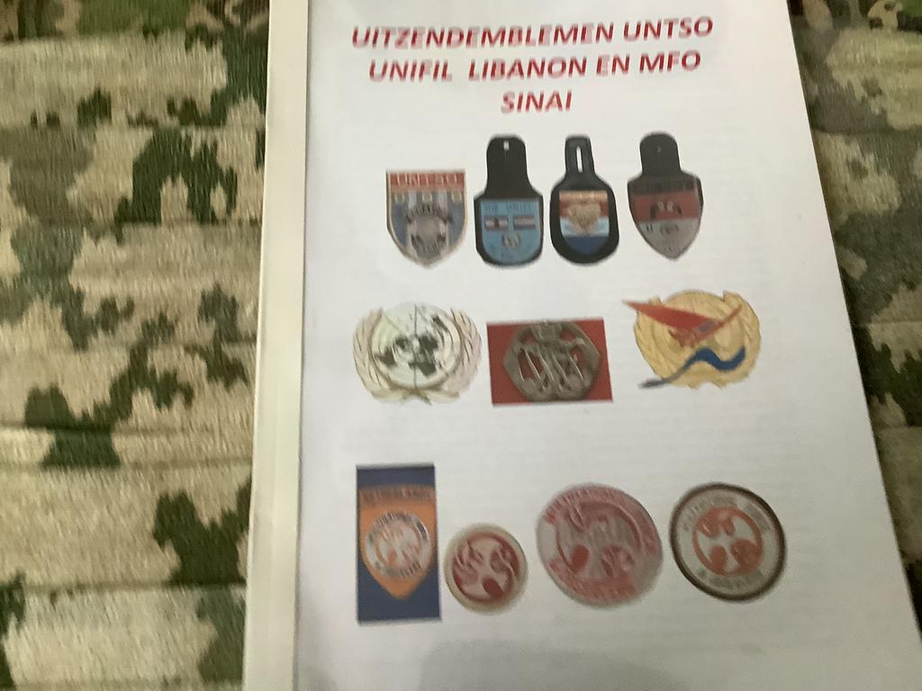 Boekwerk van diverse emblemen, Verzamelen, Ophalen of Verzenden, Landmacht, Nederland, Embleem of Badge