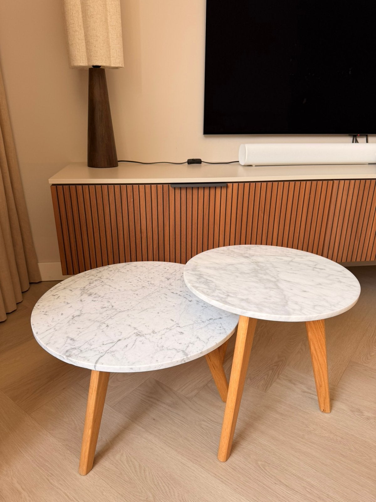 Zuiver Japandi Marmeren Bijzettafel 2x  – Nieuwstaat, Ophalen, 50 tot 100 cm, Zo goed als nieuw, Eikenhout