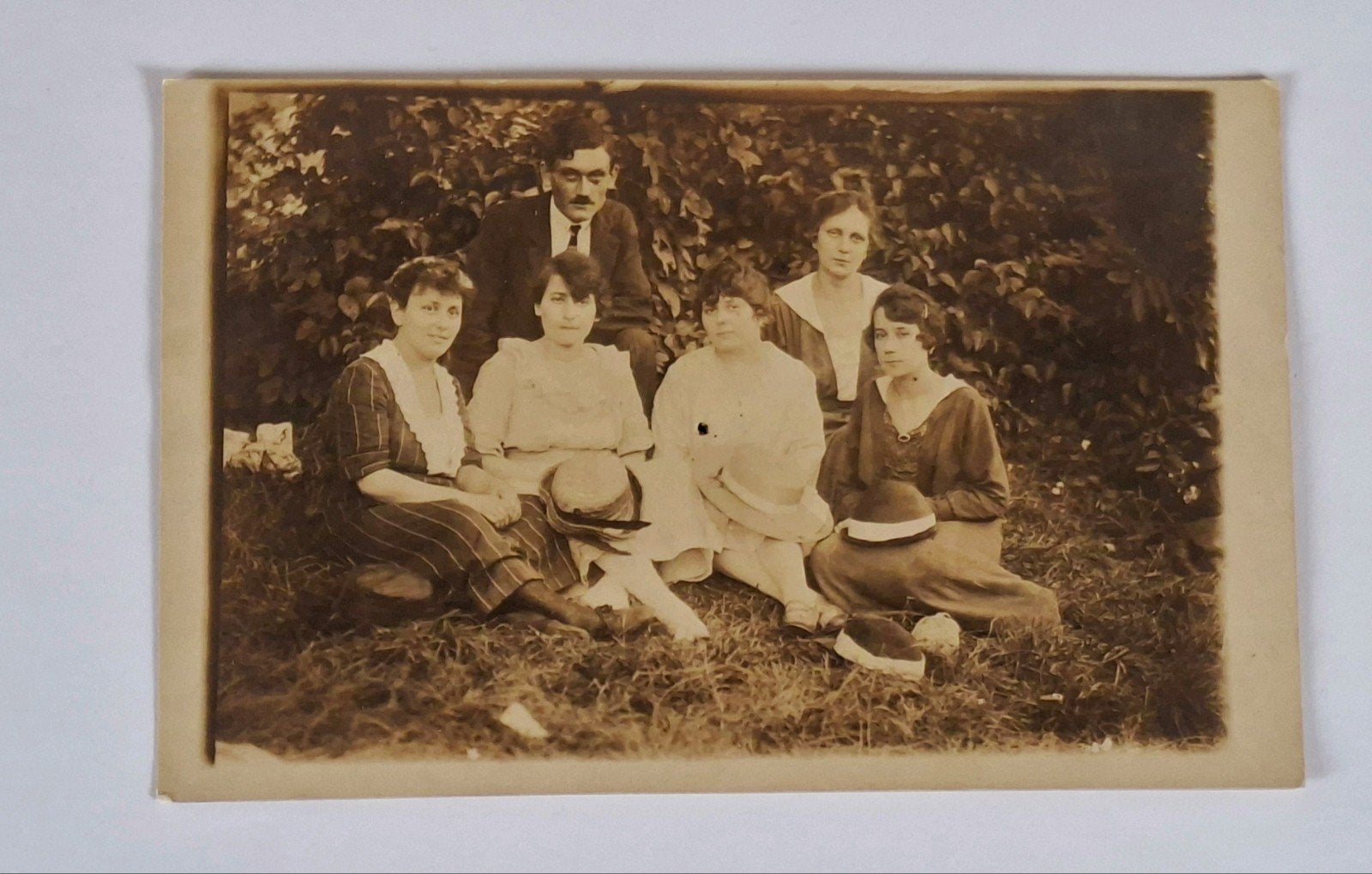 Fotokaart- groepsportret- man- vrouwen- hoeden, Verzamelen, Foto's en Prenten, Ophalen of Verzenden, Voor 1940, Overige onderwerpen