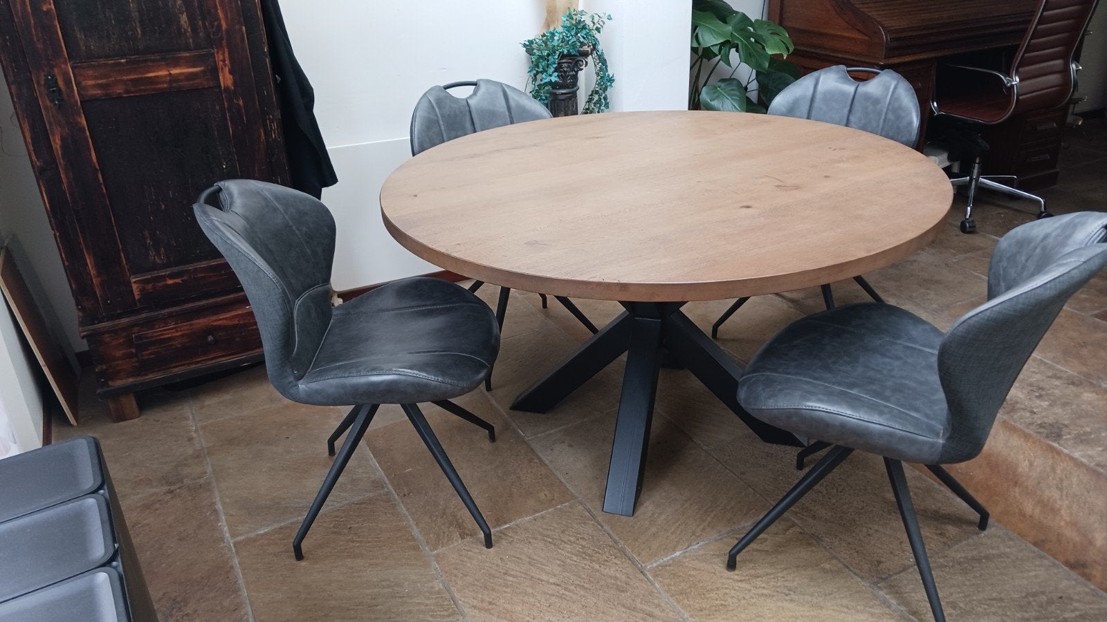 Ronde eettafel met metalen spinpoot en 4 stoelen, Huis en Inrichting, Tafels | Eettafels, Ophalen, Gebruikt, Modern, Industrieel
