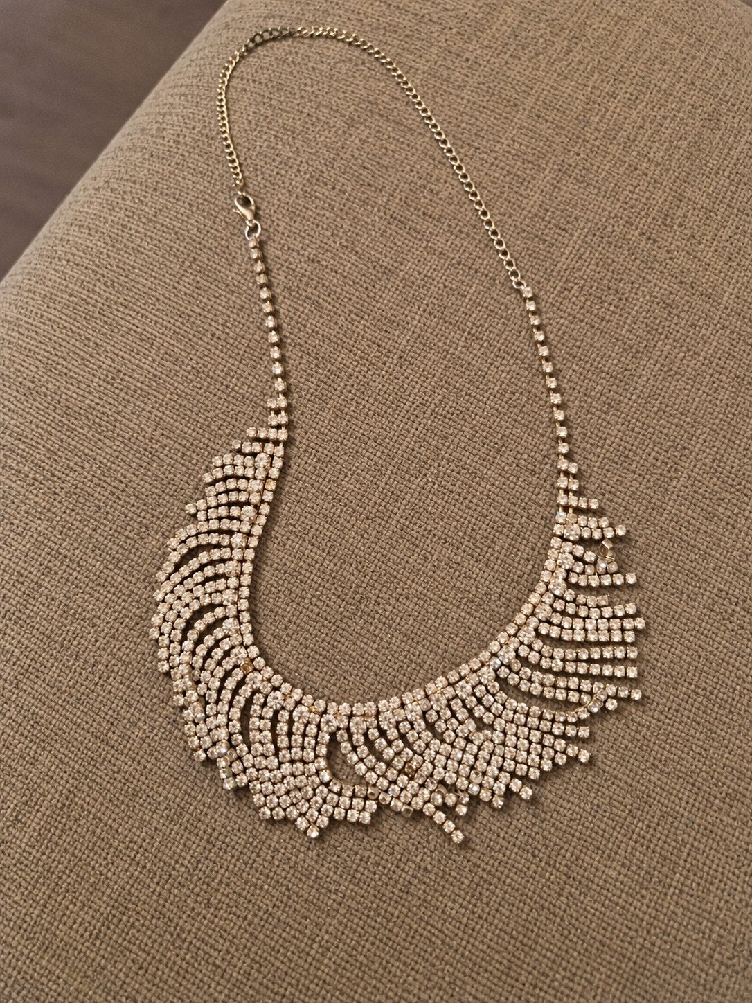 Zilverkleurige statement ketting met strass steentjes, Ophalen of Verzenden, Zilver, Overige materialen, Met strass