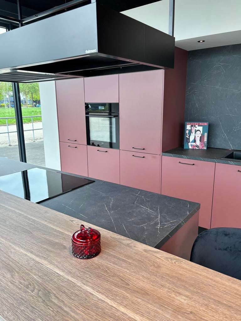 Moderne showroomkeuken met luxe apparatuur, Ophalen of Verzenden, Zo goed als nieuw