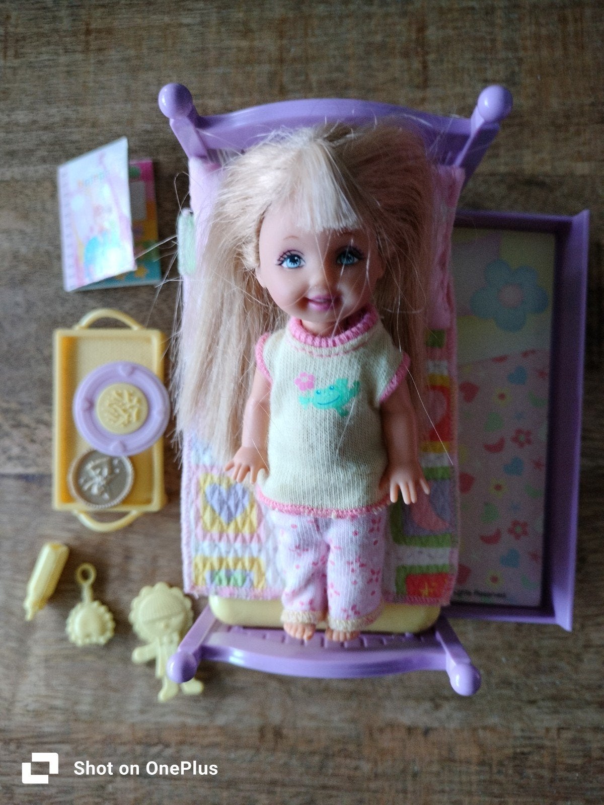 Barbie Shelly pop met bedje en accessoires, Ophalen of Verzenden, Gebruikt, Barbie