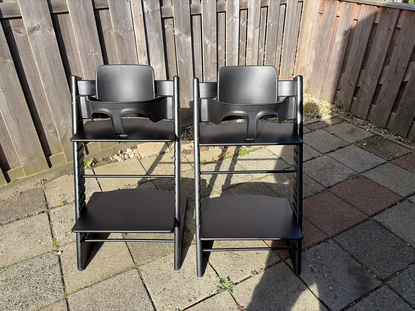 2x Stokke Tripp Trapp meegroeistoel zwart met babyset, Ophalen, Gebruikt, Meegroeistoel