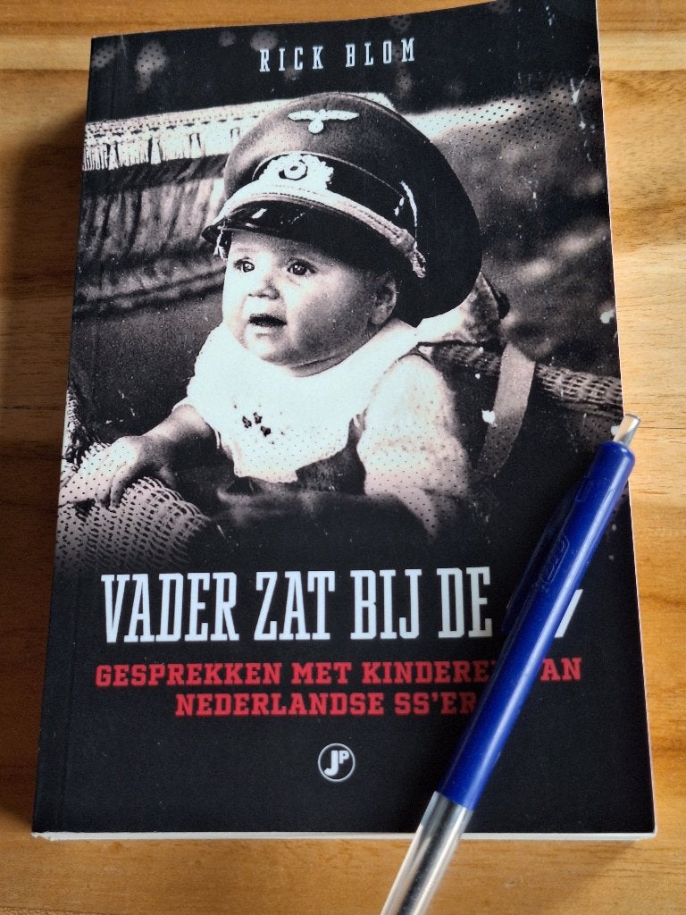 Vader zat bij de SS - Rick Blom (Boek), Boeken, Tweede Wereldoorlog, Ophalen of Verzenden, Zo goed als nieuw, Rick Blom