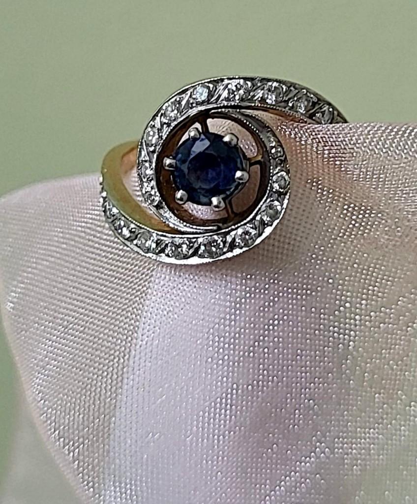 18 KARAAT WIT /GEELGOUDEN RING MET SAFFIER EN DIAMANTEN, Ophalen of Verzenden, Zo goed als nieuw, 17 tot 18, Met edelsteen