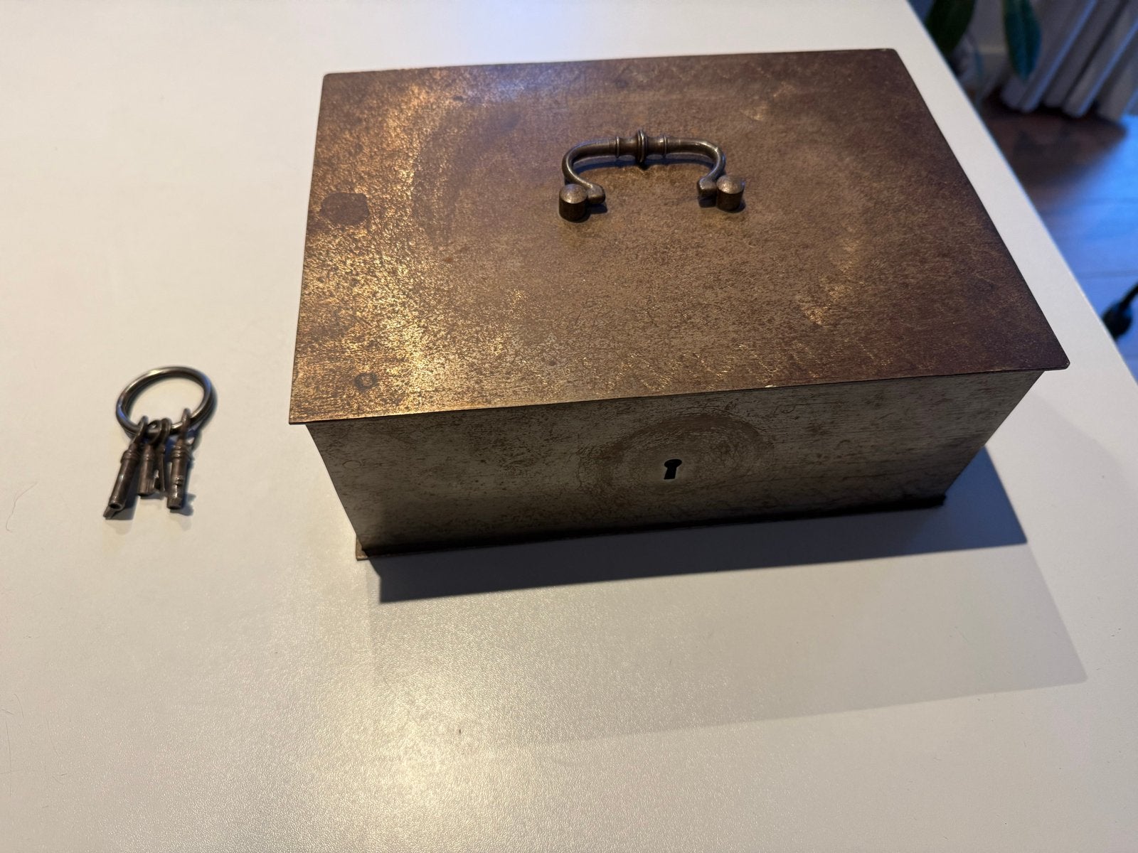 Antieke metalen geld/kostbaarheden kistje met sleutels, Ophalen of Verzenden