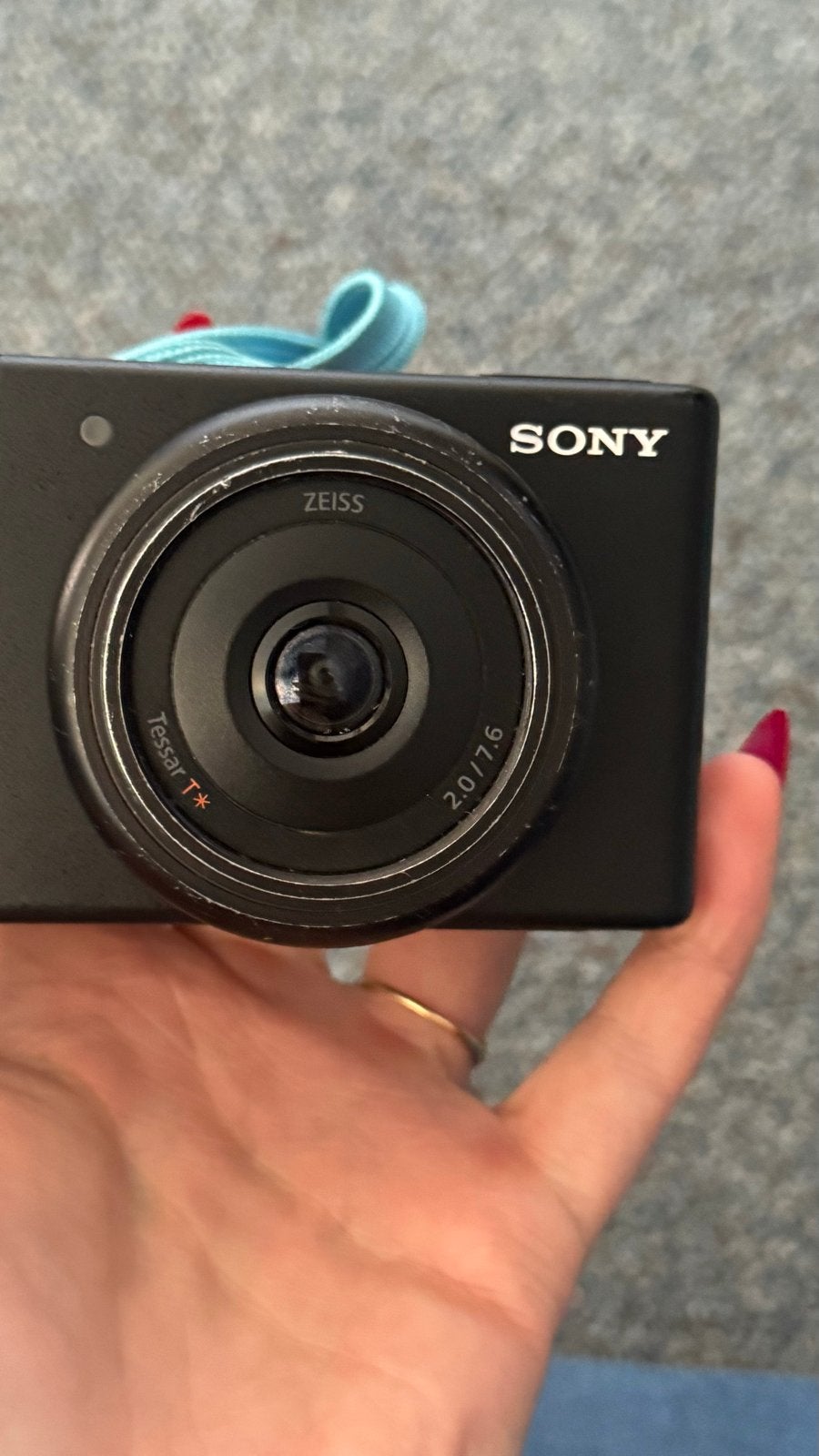 Sony ZV-1F vlogcamera met 4 Enegon batterijen, Ophalen of Verzenden, Zo goed als nieuw, Accu, Sony