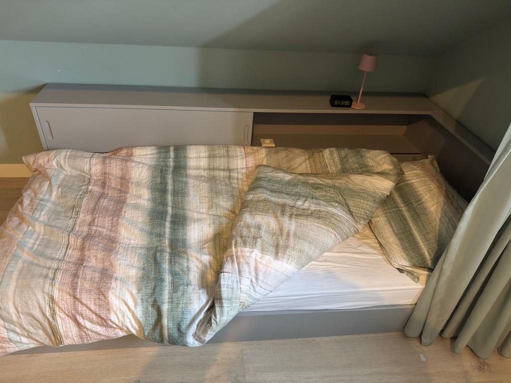 Modern grijs bed +bureau van Woood met lades en opbergruimte, Ophalen, Zo goed als nieuw, Overige typen