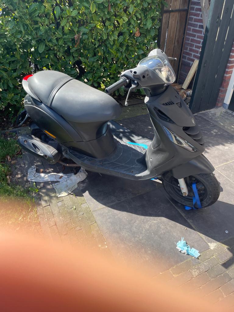 Piaggio zip 80cc 4t, Fietsen en Brommers, Scooters | Piaggio, Ophalen of Verzenden, Zo goed als nieuw, Benzine, Zip